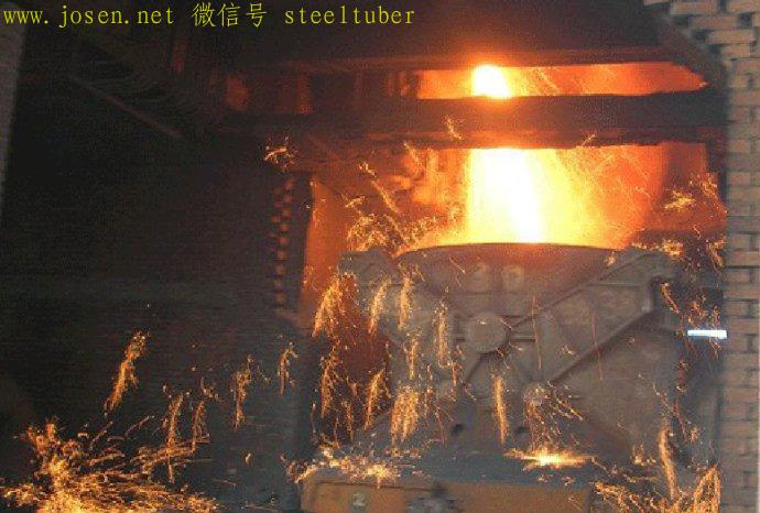 鐵水注入到鐵水包內(nèi)，運(yùn)輸去煉鋼廠，或送到鑄鐵機(jī).jpg
